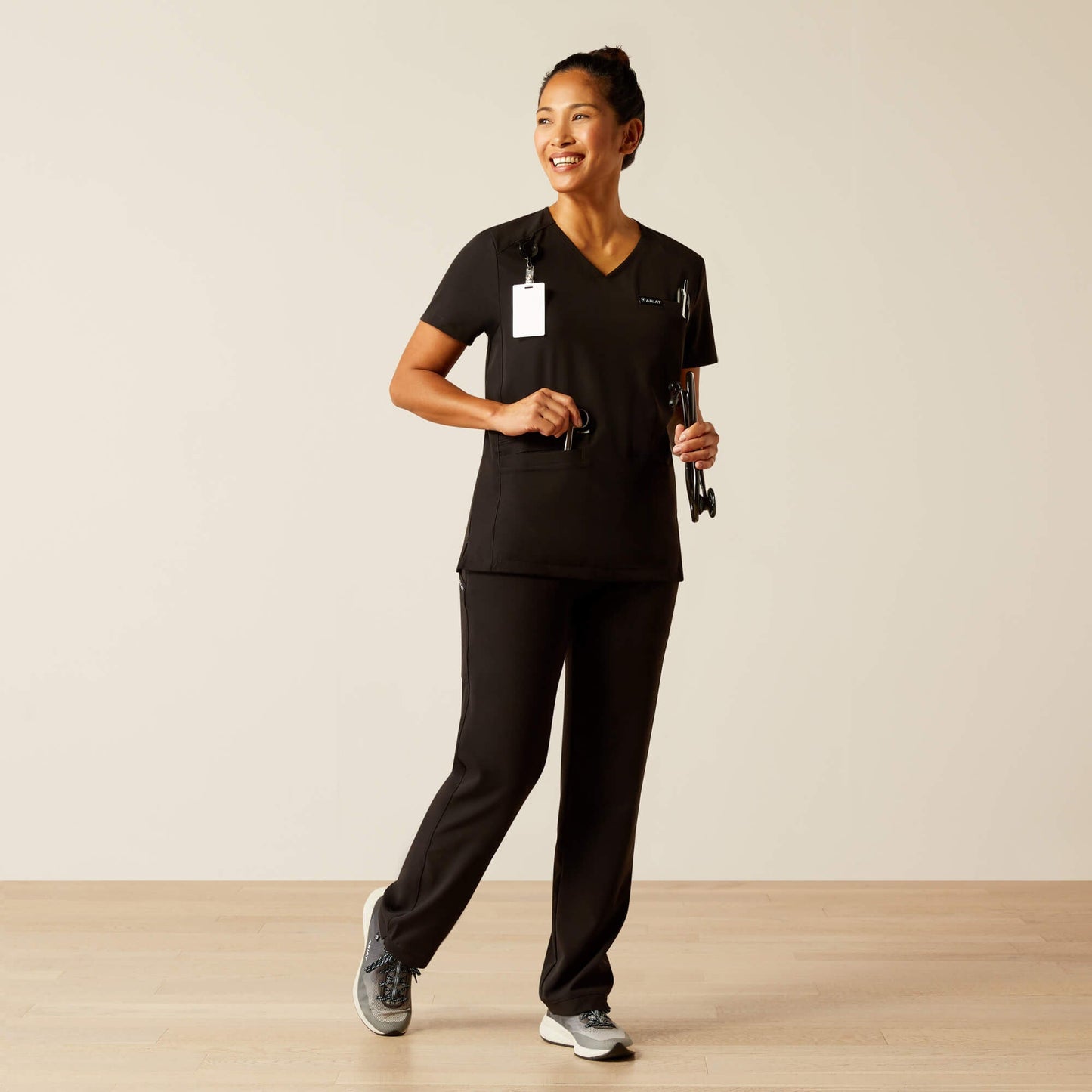 Clara 6 Pocket Scrub Top Women | Ariat online shop